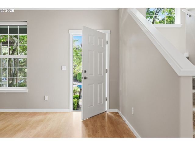 403 Ne SUTTLE Rd, Portland, OR 97211
