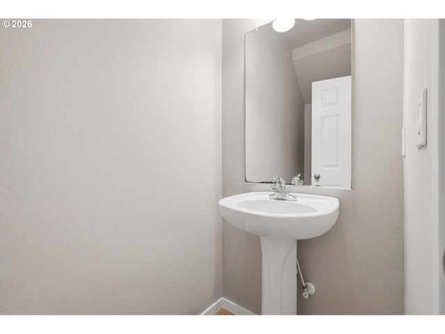 403 Ne SUTTLE Rd, Portland, OR 97211
