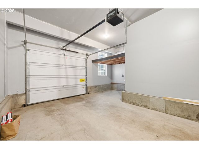 403 Ne SUTTLE Rd, Portland, OR 97211
