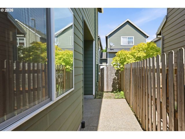403 Ne SUTTLE Rd, Portland, OR 97211