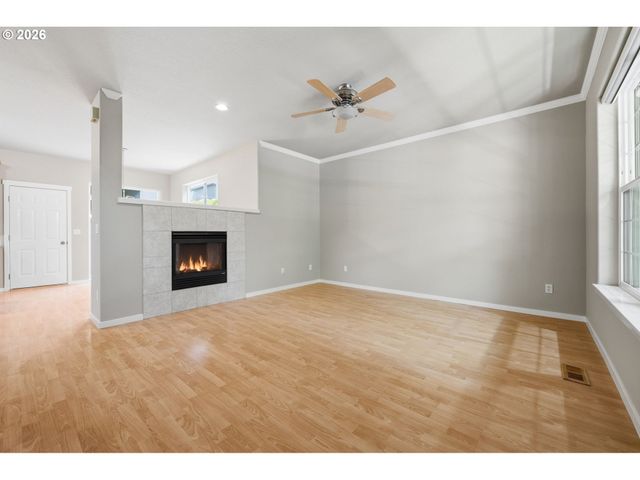 403 Ne SUTTLE Rd, Portland, OR 97211