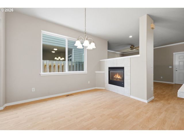 403 Ne SUTTLE Rd, Portland, OR 97211