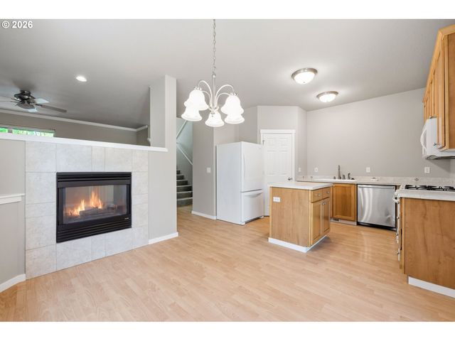 403 Ne SUTTLE Rd, Portland, OR 97211