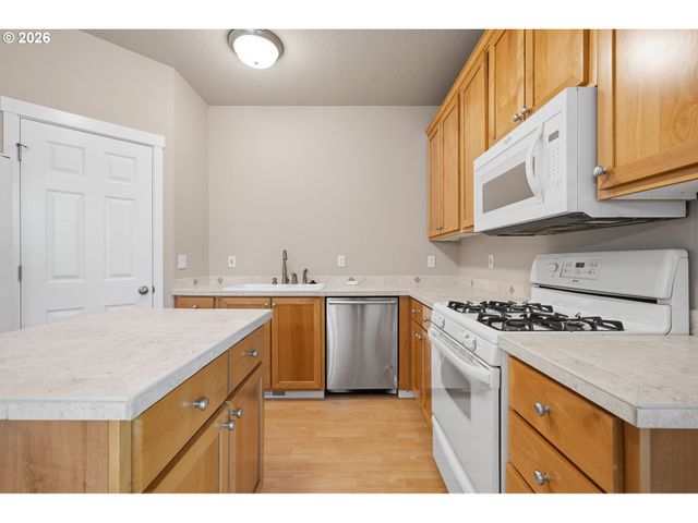 403 Ne SUTTLE Rd, Portland, OR 97211