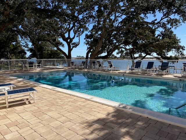 209 W Miracle Strip Parkway APT F104, Mary Esther, FL 32569