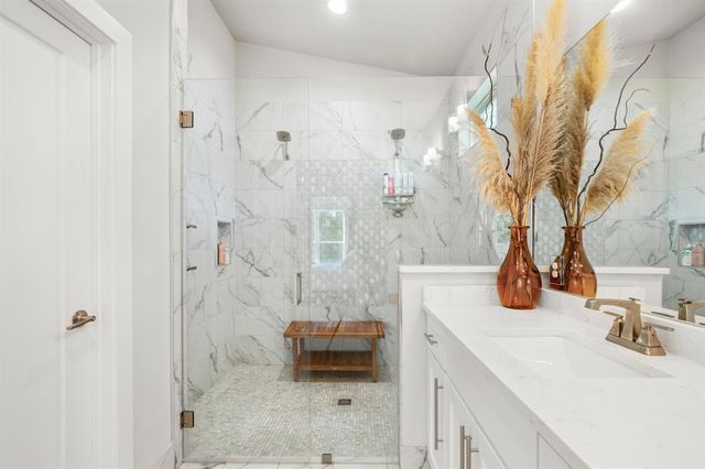 307 Bedford DR, Spicewood, TX 78669