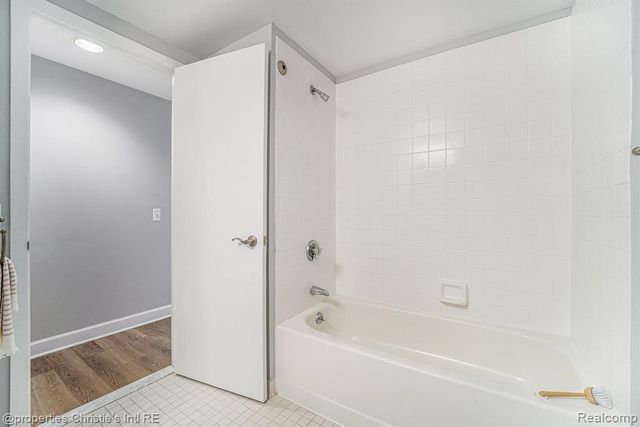 3320 Spinnaker Lane 13B, Detroit, MI 48207