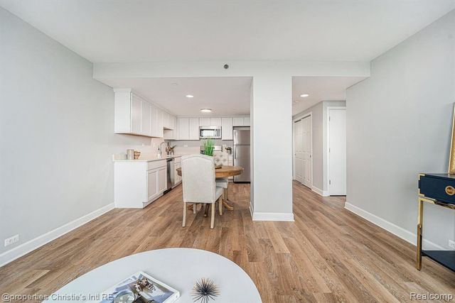 3320 Spinnaker Lane 13B, Detroit, MI 48207