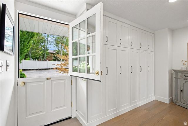 2424 E OAKCREST LN, Holladay, UT 84121