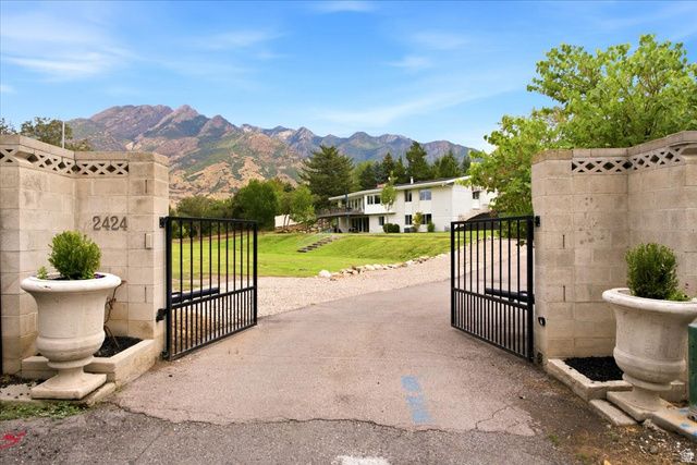 2424 E OAKCREST LN, Holladay, UT 84121