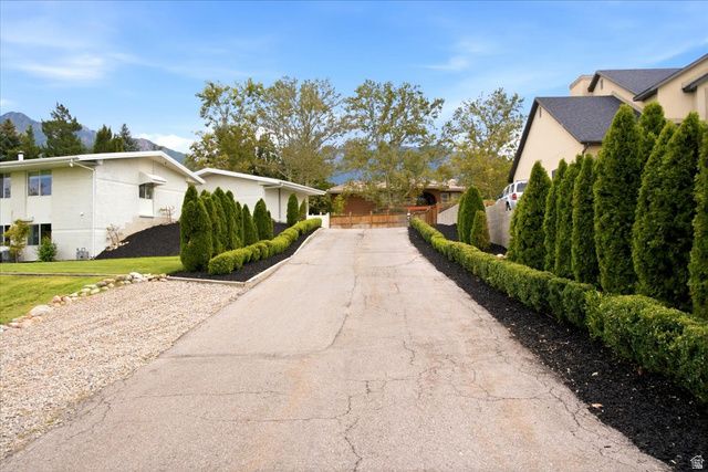 2424 E OAKCREST LN, Holladay, UT 84121