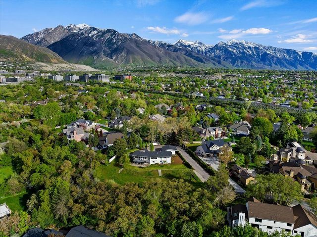 2424 E OAKCREST LN, Holladay, UT 84121