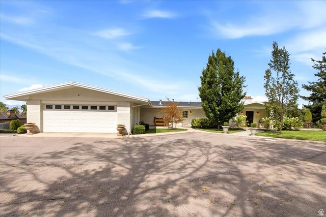 2424 E OAKCREST LN, Holladay, UT 84121
