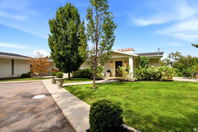 2424 E OAKCREST LN, Holladay, UT 84121