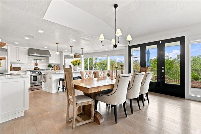 2424 E OAKCREST LN, Holladay, UT 84121