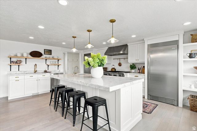 2424 E OAKCREST LN, Holladay, UT 84121
