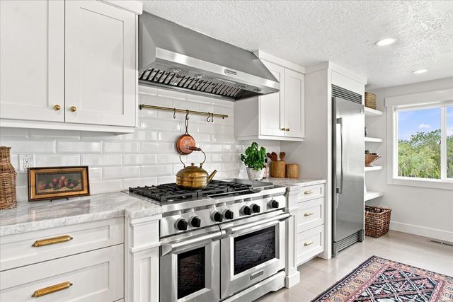 2424 E OAKCREST LN, Holladay, UT 84121