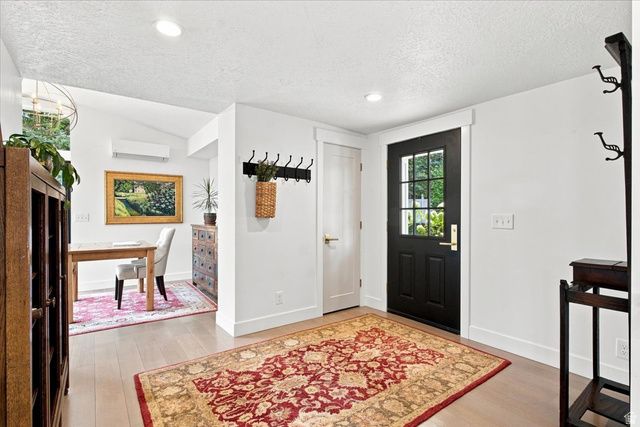 2424 E OAKCREST LN, Holladay, UT 84121