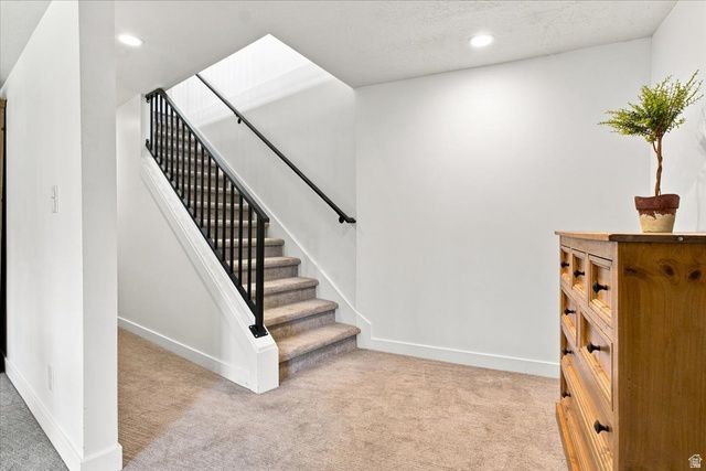 2424 E OAKCREST LN, Holladay, UT 84121