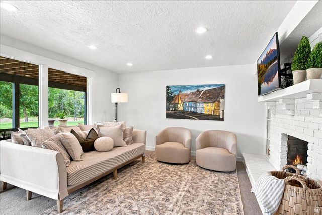 2424 E OAKCREST LN, Holladay, UT 84121