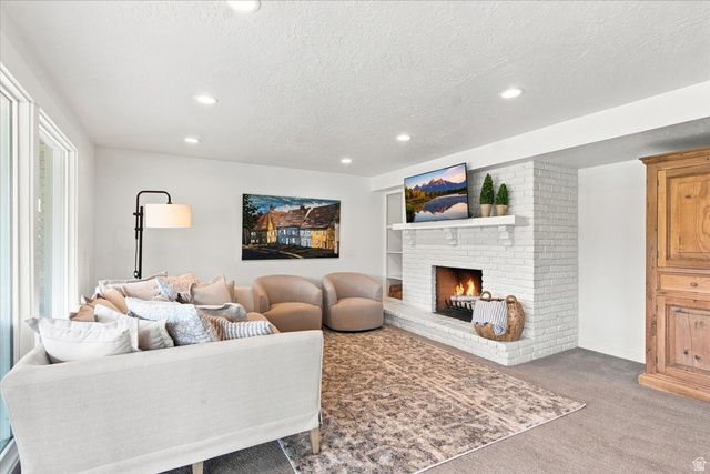 2424 E OAKCREST LN, Holladay, UT 84121