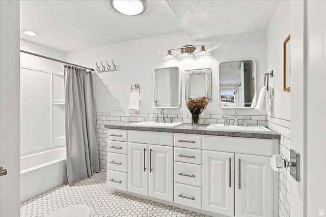 2424 E OAKCREST LN, Holladay, UT 84121