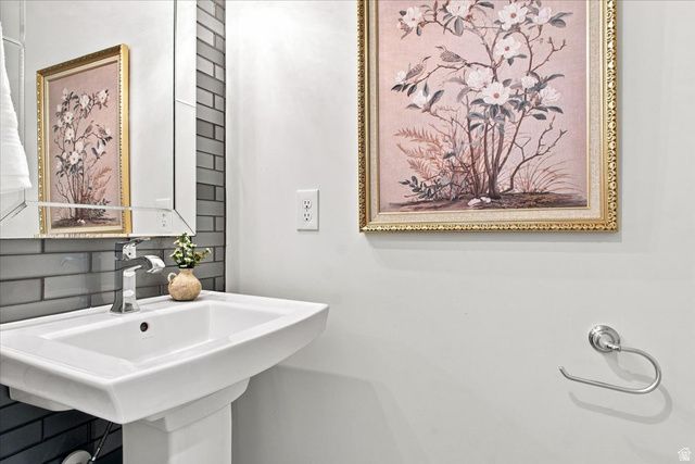2424 E OAKCREST LN, Holladay, UT 84121