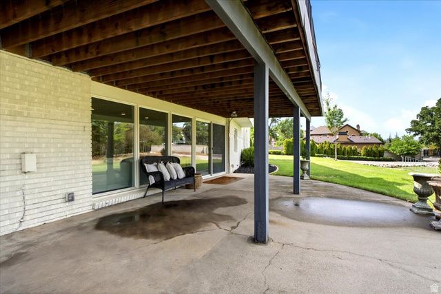 2424 E OAKCREST LN, Holladay, UT 84121