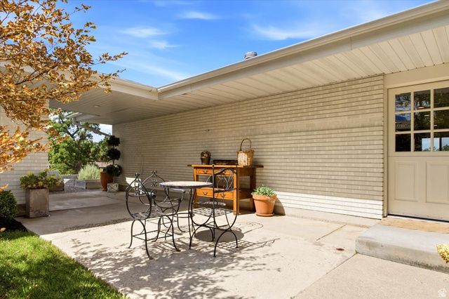 2424 E OAKCREST LN, Holladay, UT 84121