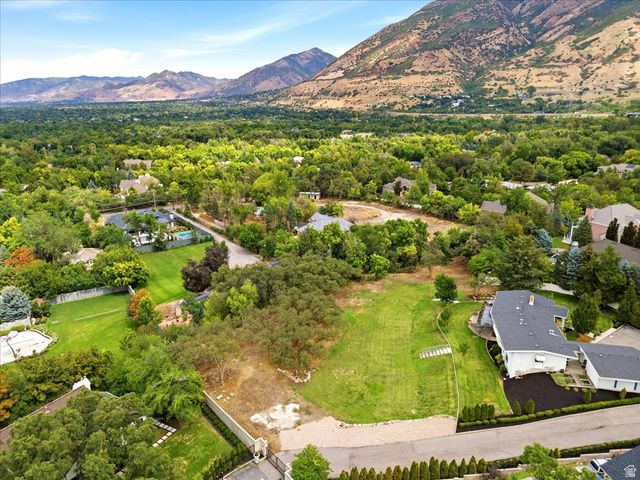 2424 E OAKCREST LN, Holladay, UT 84121