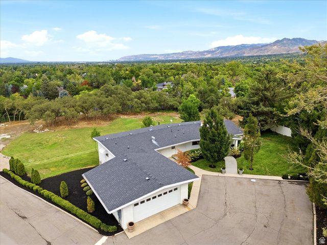 2424 E OAKCREST LN, Holladay, UT 84121