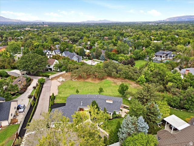 2424 E OAKCREST LN, Holladay, UT 84121