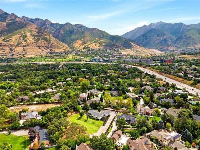 2424 E OAKCREST LN, Holladay, UT 84121