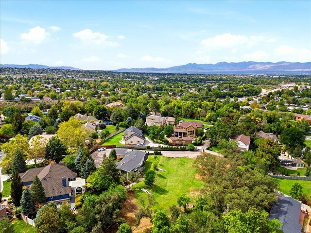 2424 E OAKCREST LN, Holladay, UT 84121