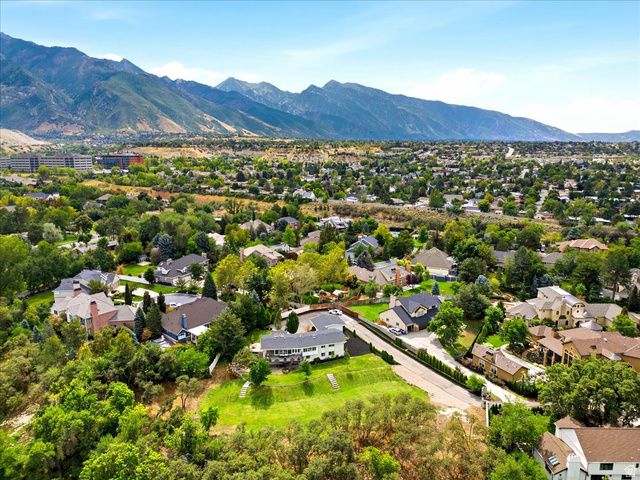 2424 E OAKCREST LN, Holladay, UT 84121