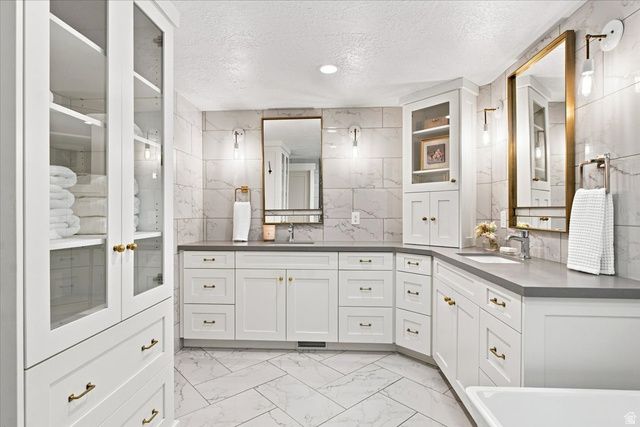 2424 E OAKCREST LN, Holladay, UT 84121
