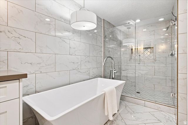2424 E OAKCREST LN, Holladay, UT 84121