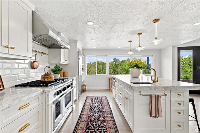 2424 E OAKCREST LN, Holladay, UT 84121