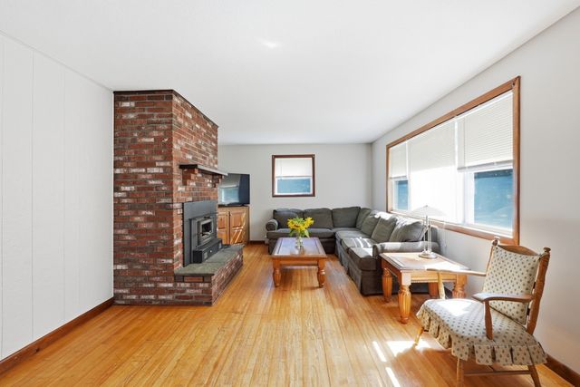 42 Lakeview Dr, West Brookfield, MA 01585