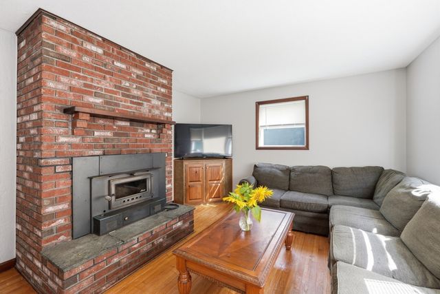42 Lakeview Dr, West Brookfield, MA 01585