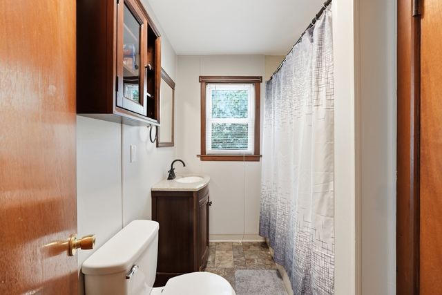 42 Lakeview Dr, West Brookfield, MA 01585