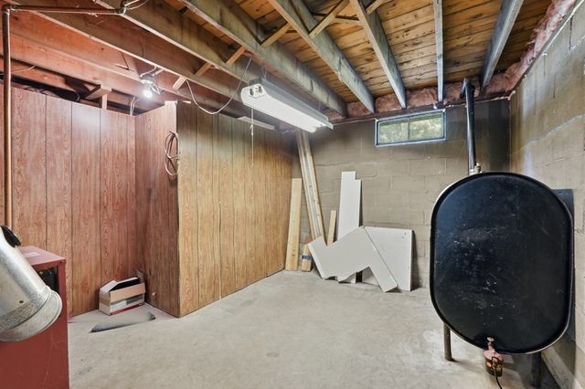42 Lakeview Dr, West Brookfield, MA 01585