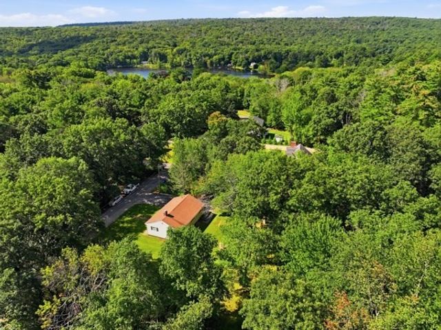 42 Lakeview Dr, West Brookfield, MA 01585