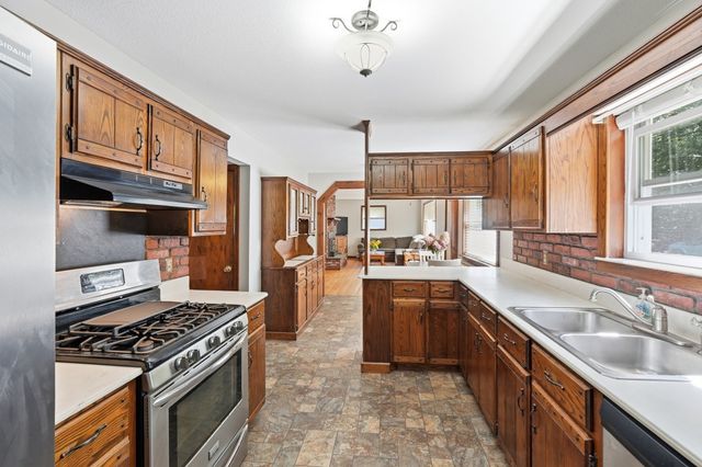 42 Lakeview Dr, West Brookfield, MA 01585