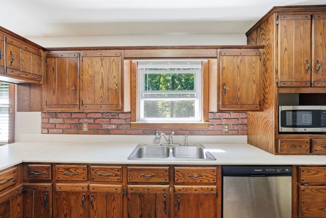 42 Lakeview Dr, West Brookfield, MA 01585
