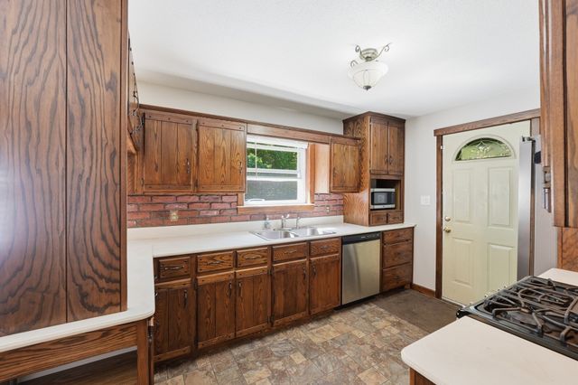 42 Lakeview Dr, West Brookfield, MA 01585