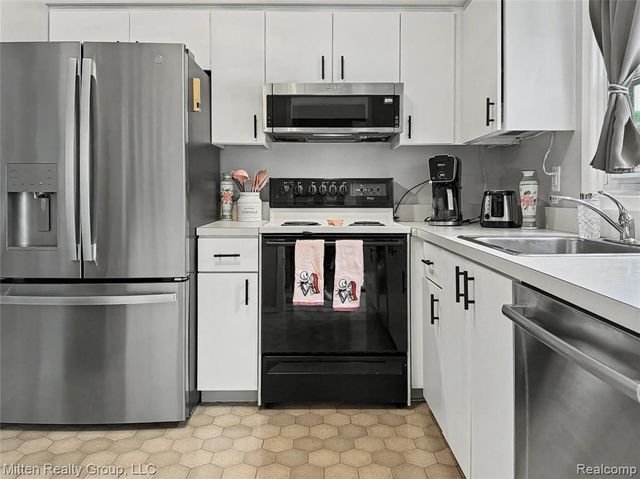 1699 Brentwood Drive, Troy, MI 48098
