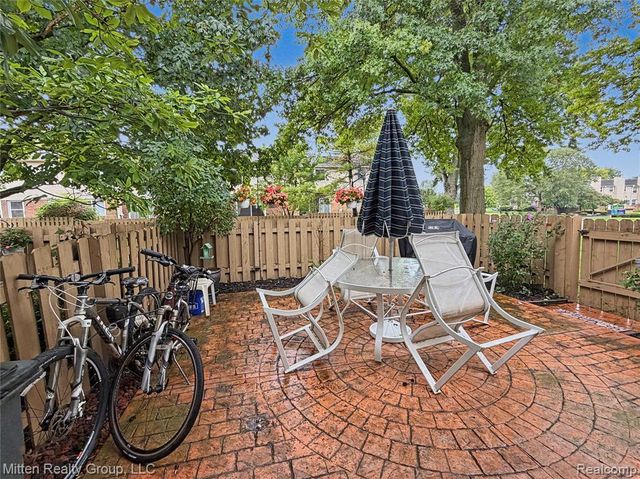 1699 Brentwood Drive, Troy, MI 48098