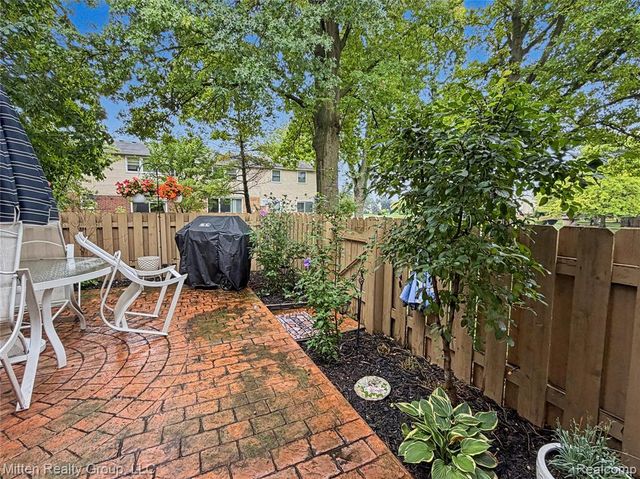 1699 Brentwood Drive, Troy, MI 48098