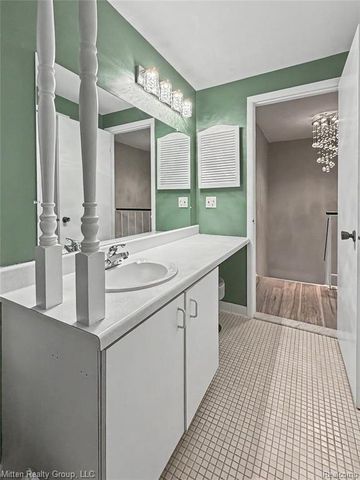 1699 Brentwood Drive, Troy, MI 48098